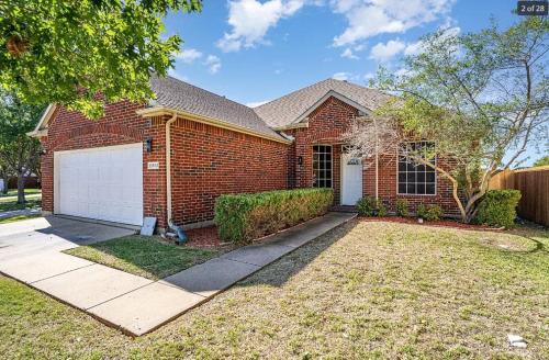 Rowlett House | Modern Home in a Prime Location with Family Amenities