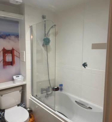 Royal Docks House | Explore Madus Roomz: Family-Friendly Stay with Kitchen Access