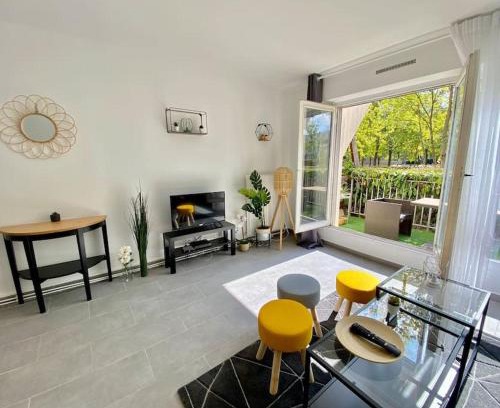 Les Epinettes Apartment | Cozy Studio Near Paris with Parking and Terrace