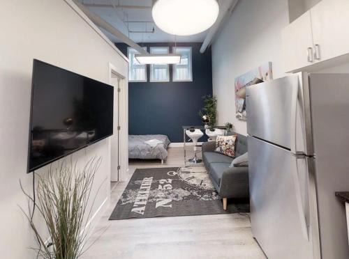 Sandy Hill Bed & Breakfast | Cozy Bachelor Apartment with Hot Tub in Downtown
