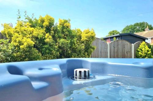 Borrowash House | Relaxing Escapes at Waterfall's with Hot Tub Amenities