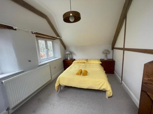 Claverham House | Cozy Cottage Retreat Near Airport - Pet & Child Friendly