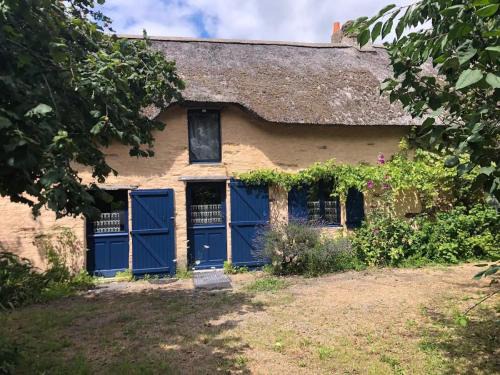 Herbignac House | Authentic Chaumiere for 9 – Perfect Family Getaway