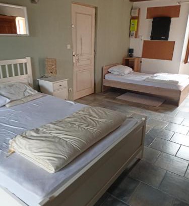 Thorigne-sur-Due Bed & Breakfast | Comfortable Triple Room - Pet & Child Friendly Retreat