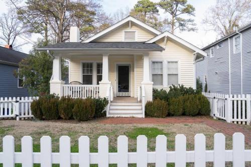 Southwest Raleigh House | Central & Cozy Retreat with Backyard and Pet-Friendly Perks