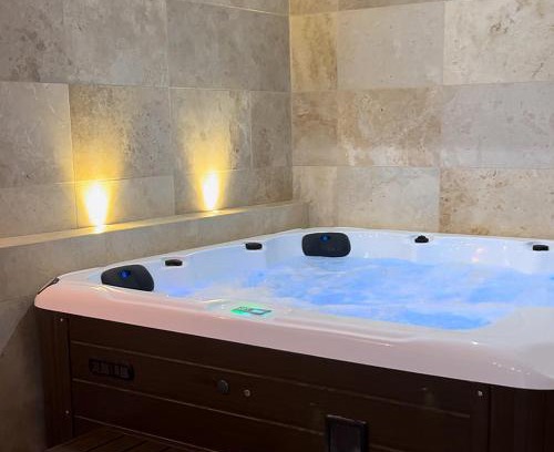 Crouy Apartment | Indulge in La Nuit de Rêve Suite with Hot Tub & Sauna