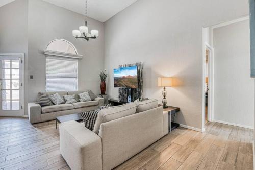 El Paso House | Spacious 3-Bedroom House with King Bed and Huge Backyard
