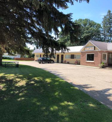 Portage La Prairie Hotel | Pet-Friendly Yellow Quill Motel with Hot Tub & Breakfast