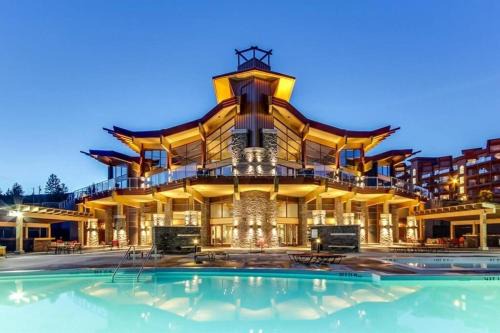 Central Okanagan Apartment | Vista del Ray: Family-Friendly Retreat with Pool & Hot Tub