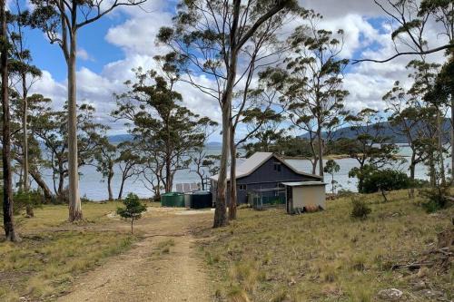 Apollo Bay House | Secluded Waterfront Retreat on Bruny Island: 10/10 Guest Rated