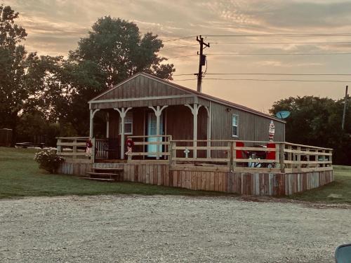 Kay County House | Cozy Northfork Studio Cabin: Pet & Child Friendly Retreat