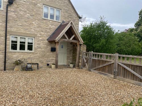 Meysey Hampton Bed & Breakfast | Explore Field End House: A 4-Star Gem with Kitchen Amenities