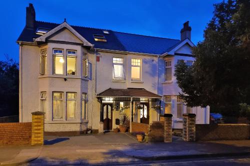Penarth Bed & Breakfast | Cozy Weaver's House B and B with Family-Friendly Amenities