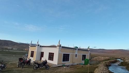 Hanle House | Cozy Sili Homestay: Pet & Child Friendly Getaway