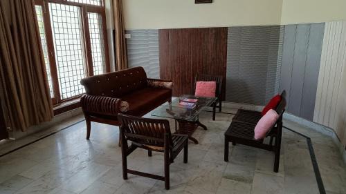 Amritsar House | Discover Royal Oaks Guest House: Pet and Child Friendly Stay