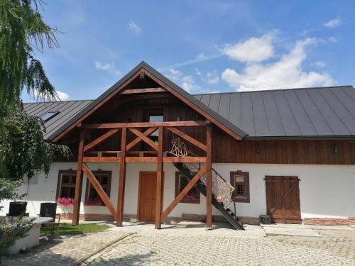 Laskar House | Relaxing Retreat at Chalupa u Manišov with Pool & Hot Tub