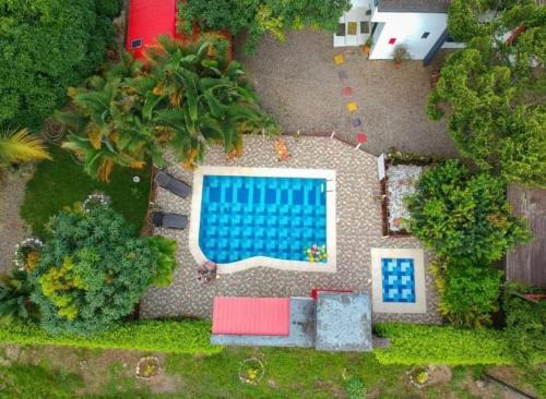 Apiay Villa | Villa Valery: Pet-Friendly Retreat with Pool & Breakfast
