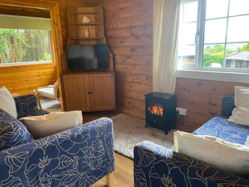 Bronaber House | Cozy Cabin Retreat: Pet-Friendly with Kitchen Amenities