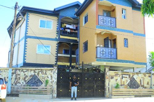 Bonaberi Apartment | Charming Home of Love: Child-Friendly Retreat with Hot Tub