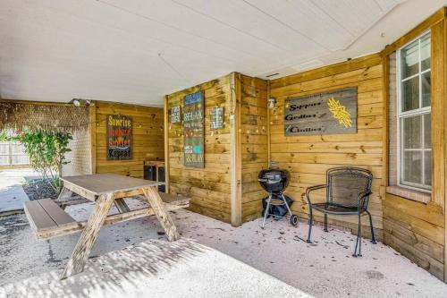 Gulf Breeze Villa | Trendy Stay at The Tipsy Tiki: Pet-Friendly & Pool Access