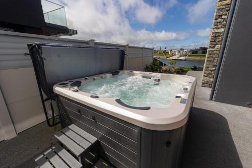 One Tree Point Bed & Breakfast | Indulge at Marsden Cove Canal Haven with Spa Pool & Breakfast