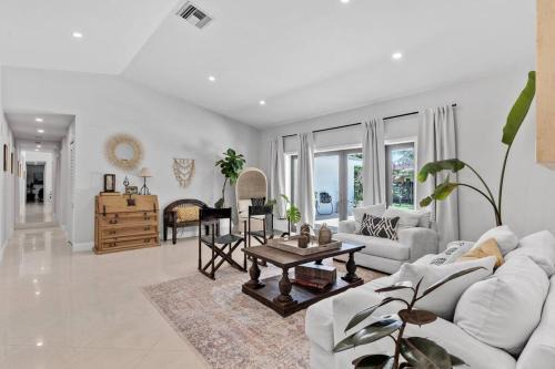 Palmetto Bay Villa | Discover Peacock Villa Palmetto Bay: Pet-Friendly Retreat