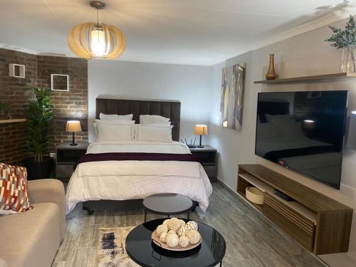 Bezuidenhout Valley Apartment | Budget-Friendly 163 on Bez: Perfect for Families