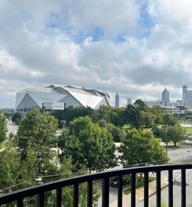 Castleberry Hill Apartment | Modern Loft in Downtown Atlanta with Pool & Breakfast