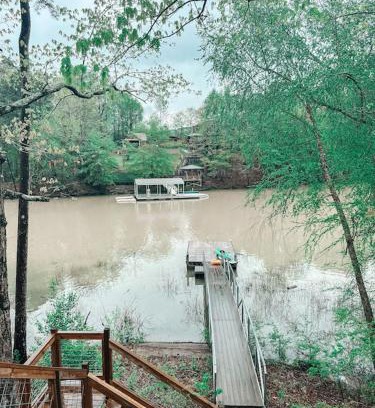 Crane Hill House | Pet-Friendly Lakefront Getaway at Crooked Creek Retreat