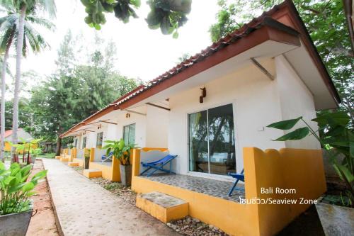 Sichon Resort | Relaxing Issara Beach Resort with Oceanfront Views