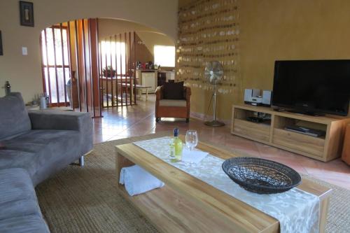 Vineta House | Beach Walk House & Cottage: Pet-Friendly Getaway Awaits