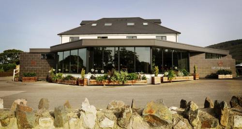 Saint Asaph Hotel | Relax at the Oceanfront White House with Pool Access